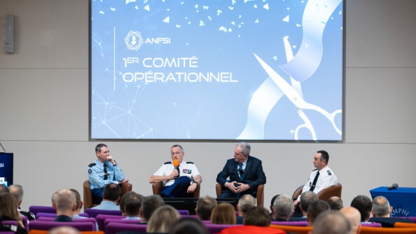 Le Général d'armée Christian Rodriguez, directeur général de la gendarmerie nationale, prend la parole lors du premier Comité Operationnel de ANFSI, entouré du directeur général de la Police Nationale, Frédéric Veaux, du général de corps d’armée Frédéric Aubanel, Directeur de l’ANFSI, et de son directeur adjoint, le contrôleur général, Régis Laporte.