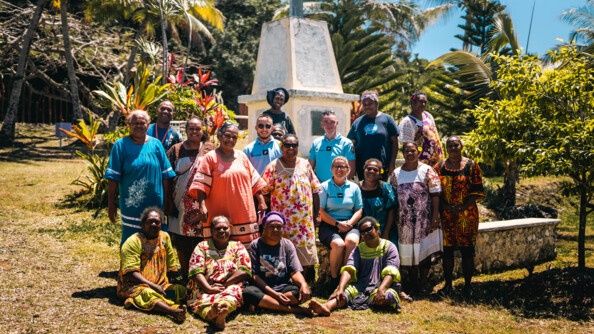 Gendarmes de Lifou avec les personnes travaillant sur le site accueillant les croisièristes.