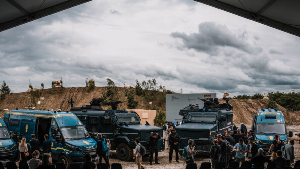 Devant des fauteuiles alignées, sont présentés trois véhciules de maintien de lo'rdre, deux Centaure au centre et les gendarmes mobiles