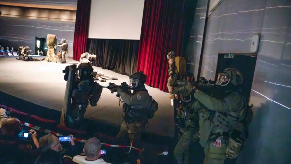 Vue d'ensemble d'une d&eacute;monstration de lib&eacute;ration d'otage par le GIGN dans un amphith&eacute;&acirc;tre