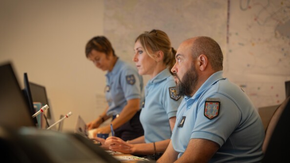 Personnels du CO travaillant sur leurs ordinateurs.