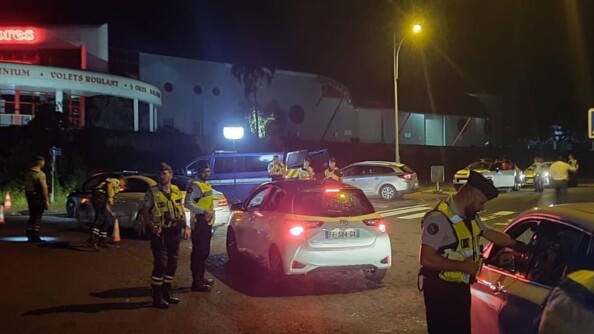Contrôle routier d'ampleur en Guadeloupe à l'occasion de la Saint-Sylvestre. Plusieurs gendarmes départementaux controlent plusieurs véhicules.