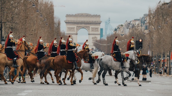 Des cavaliers de la musique de la Garde républicaine arrive sur les champs élysées