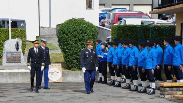 Revue des troupes à l'occasion de la cérémonie du 60e anniversaire du PGHM.jpg
