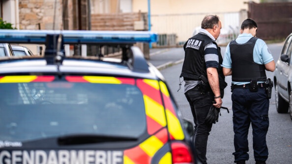 Photo d'illustration de l'OCLDI.  Deux gendarmes de l'OCLDI travaillent, au premier plan une voiture floue gendarmerie
