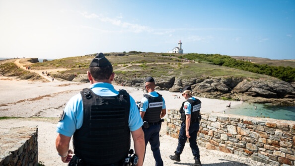 Patrouille pédestre de gendarmes à Belle Ile en Mer.