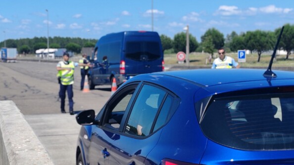 Controle sur une sortie de péage d'un véhicule par la gendarmerie.
