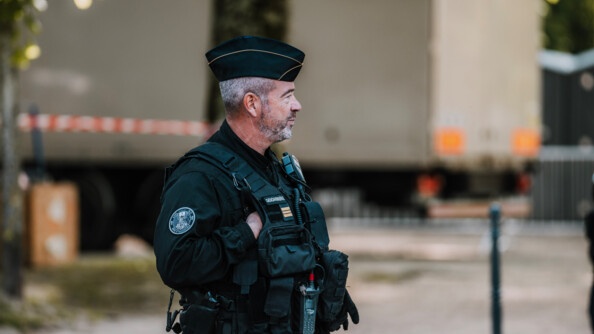 Un gendarme mobile, un capitaine, sur un fond flou.