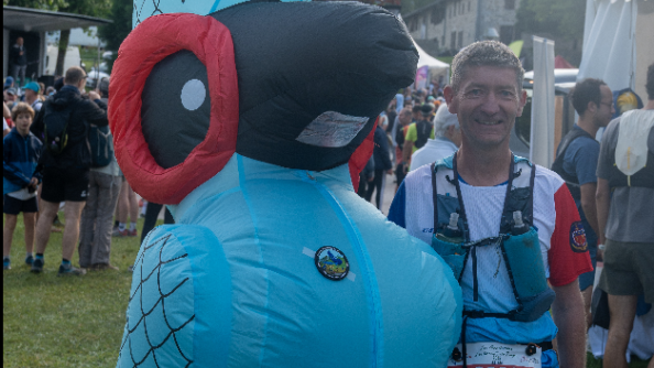Mascotte de la gendarmerie de Tulle qui pose avec un participant.