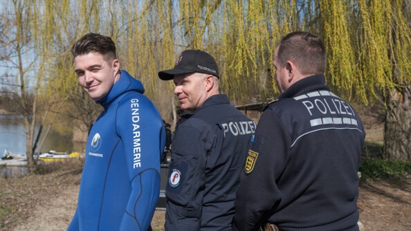 Trois plongeurs des trois pays se retrouvent à la fin de l'exercice.