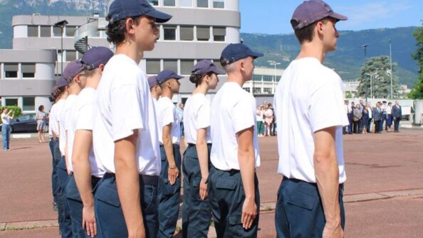 Les cadets alignés au garde à vous sur la place d'arme.