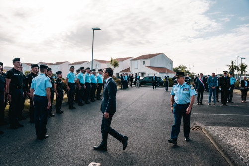 Le ministre de l'Intérieur, Bruno Retailleau, se dirige vers des gendarmes alignés côte à côte