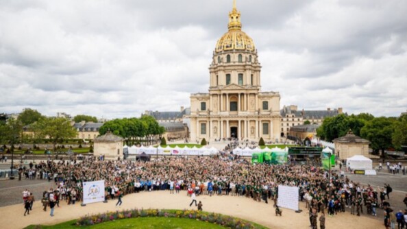 Participants rassemblés devant les Invalides.