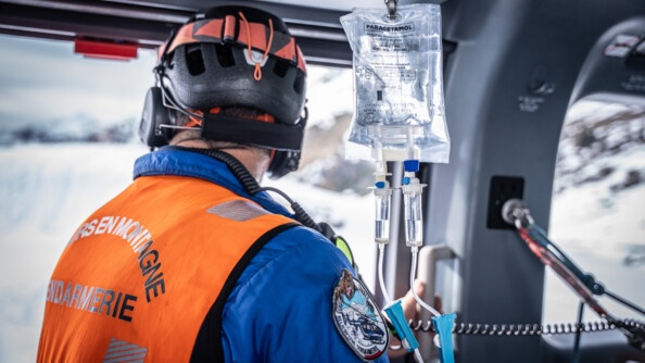 Dans l'hélicoptère, gendarme secouriste vu de côté.