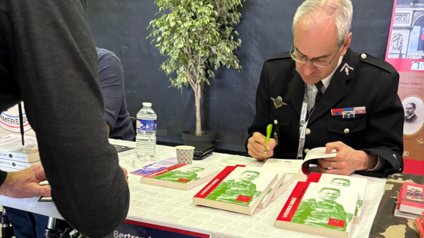 Le colonel Bertrand Loddé, qui commande le Groupement de gendarmerie départementale (GGD) du Lot, dédicace son ouvrage.