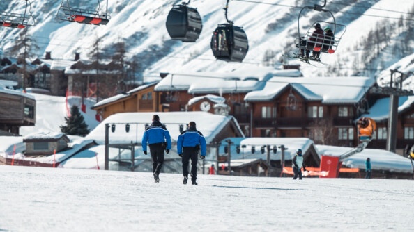 Deux gendarmes marchent dans la neige