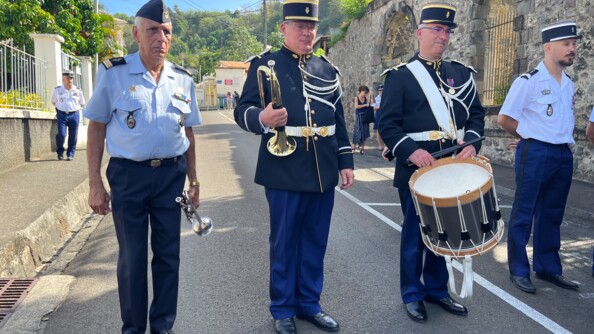 Trois gendarmes mobiles avec leux intruments de musique.