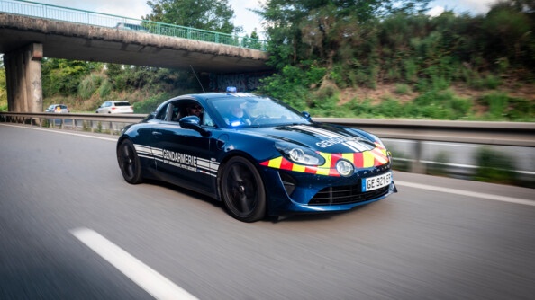 Le véhicule rapide d'intervention (VRI), l'Alpine 110 de la gendarmerie, en action sur la route.