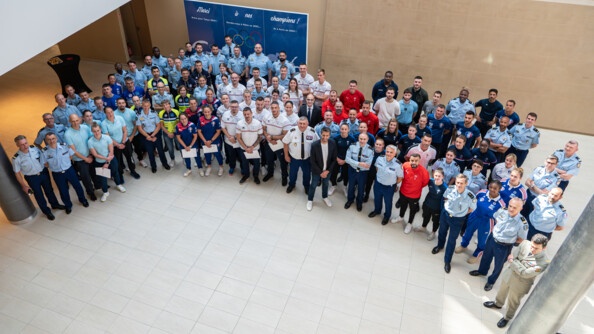 Vue plongeante sur une centaine de sportifs de la gendarmerie, d'encadrants et de hautes autorités réunis dans l'atrium de la DGGN.