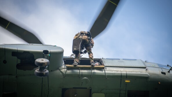 Militaire de l'AGIGN s'apprêtant à descendre en rappel.