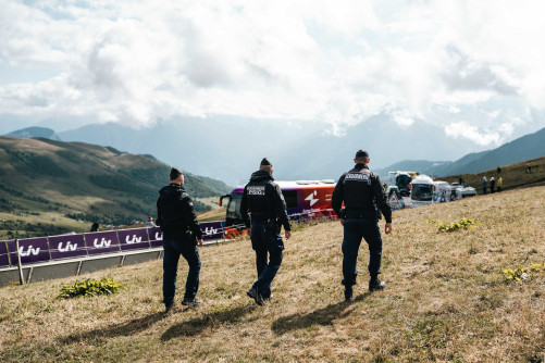 Gendarmes en mission de surveillance sur le tour de France féminin en Savoie.