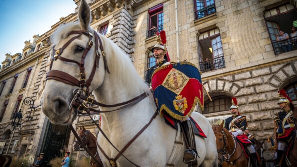 Vue en contre-plongée de la fanfare de la Garde républicaine en grande tenue