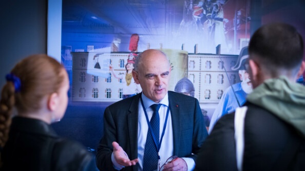 Le général d’armée (2S) Jean-Régis Véchambre au salon littéraire de l'EOGN, le 1er avril, échange avec deux visteurs.