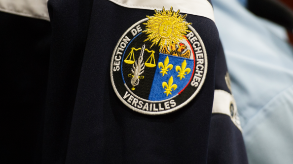 Zoom sur l'écusson de la section de recherches de Versailles sur une polaire gendarmerie