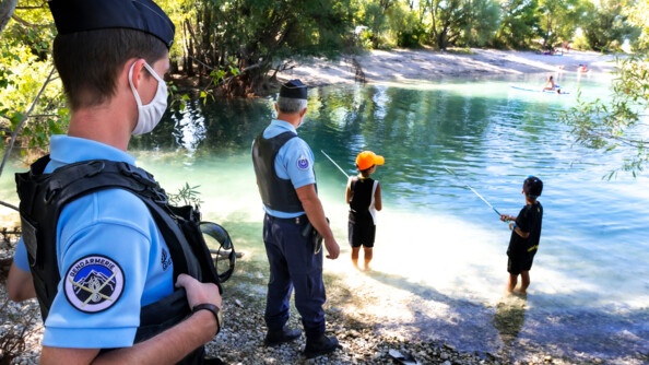 Les règles de pêches dans le lac sont strictes et mêmes les plus jeunes doivent avoir un permis !