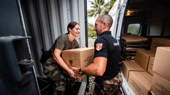 Le service de soutien à la projection opérationnelle (SSPO) décharge et stocke des rations alimentaires de combat arrivées de métropole, à l'occasion du référendum sur l'indépendance de la Nouvelle-Calédonie du 12 décembre 2021.