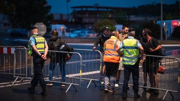 Deux gendarmes réservistes sont sur un point fixe. Des civils discutent avec eux.