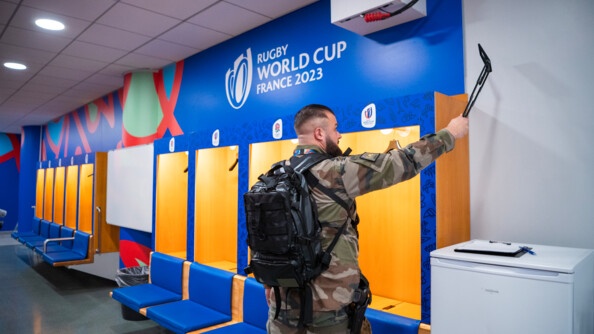 Décontamination des vestiaires du Stade de France par un EOR (Explosive ordonance reconnaissance).