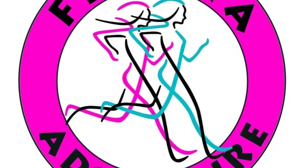 Le logo de la course femina adventure: deux silhouettes de femmes courant, une bleue et une rose, entourés d'un liseré épais rose, avec l'inscription femina adventure