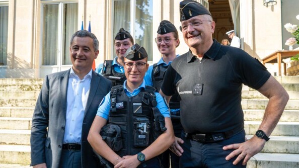 Le ministre de l'Intérieur et des Outre-mer et le DGGN posant pour une photo avec des élèves-gendarmes.