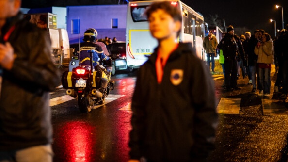 Motocycliste sécurisant un bus.