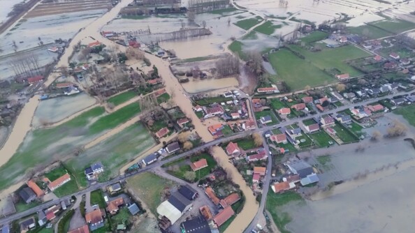 Vue de haut des maisons inondées