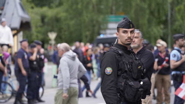 Un gendarme mobile devant des personnes sur la route