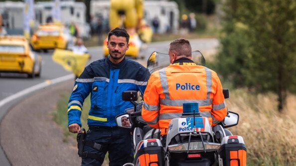 Un motocycliste de la Garde républicaine échange avec un motocycliste belge.jpg