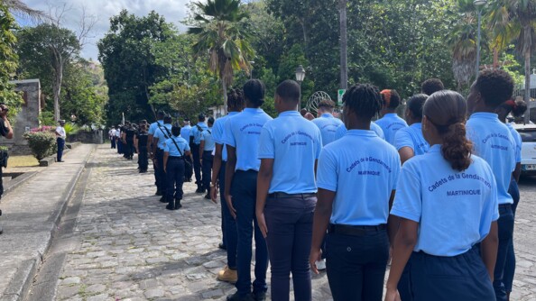 Les cadets de la gendarmerie alignés de dos pour la cérémonie commémorative.