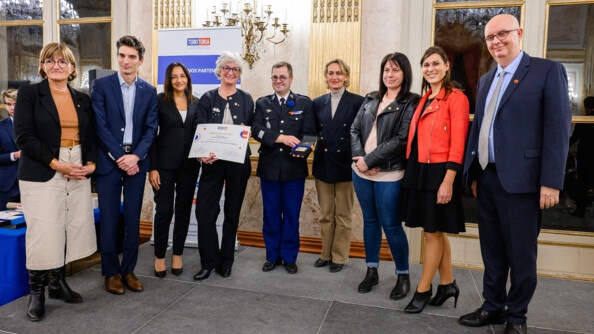 Dans un des salons de l'Assemblée nationale, neuf personnes se tiennent debout, face à l'appareil photo avec le prix Territoria entre les mains.