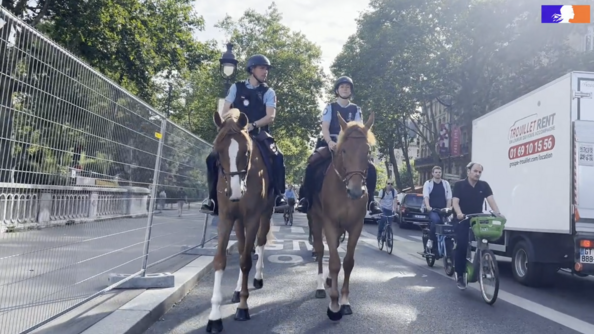 Patrouille équestre internationale dans Paris.