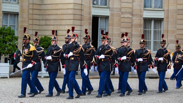 Des gendarmes de la garde en ordre de marche à l'élysée