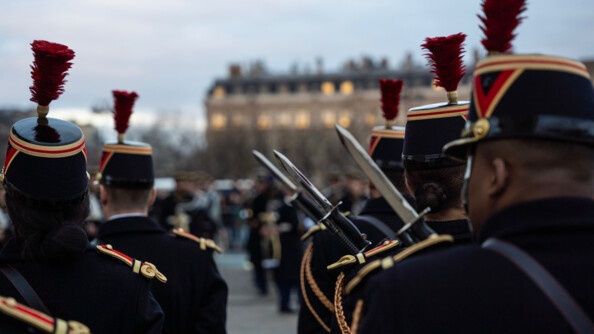 Gardes r&eacute;publicains en grande tenue, ba&iuml;onnette au fusil, vus de dos.
