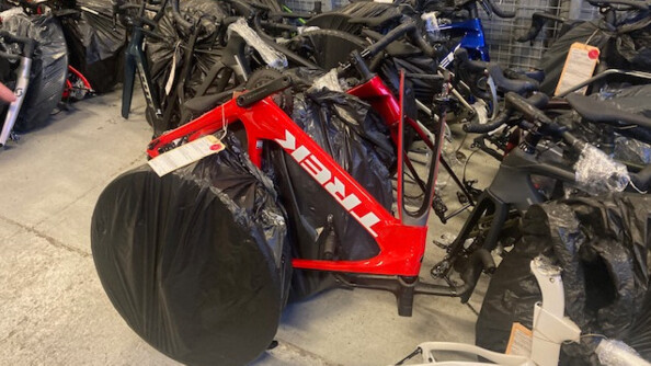 Zoom sur des vélos saisis avec roues sous bâche