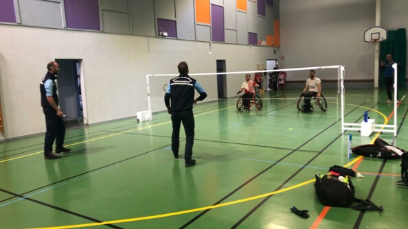 Les gendarmes et Thomas effectuent une s&eacute;ance d'entrainement de badminton ensemble.