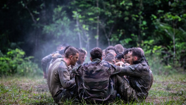 Militaires confrontés à un exercice de méthode naturelle.