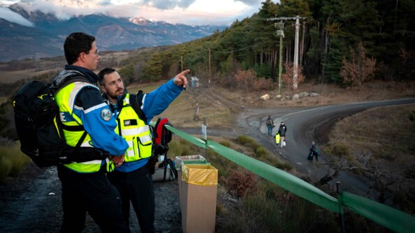 Le mar&eacute;chal des logis-chef (MDC) Damien et le gendarme Nicolas de la brigade enqu&ecirc;te environnement de Serre-Pon&ccedil;on.