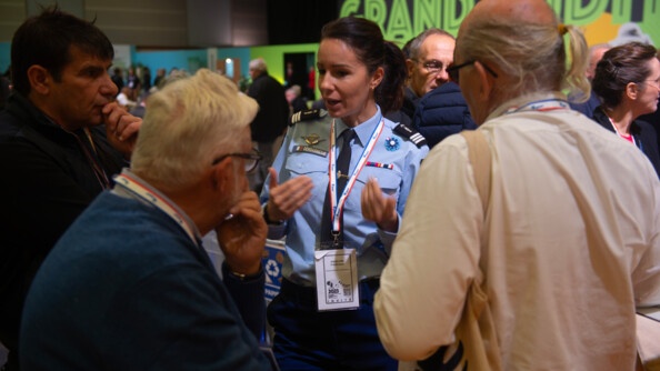 La capitaine Frédérique Engelvin, cheffe du Département prévention et partenariats du CESAN, en charge de l’accompagnement des élus, échange avec des élus lors du Salon des maires 2023.