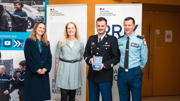 Remise du 3e prix du roman de la gendarmerie à la Direction générale de la gendarmerie nationale, au lieutenant-colonel Robin Fischhoff, avec à sa droite Lorraine de Plunkett, éditrice aux Éditions Plon, et Céline Thoulouze, directrice des Éditions Plon, et à sa gauche le général Tony Mouchet, Général adjoint au major général de la gendarmerie nationale.