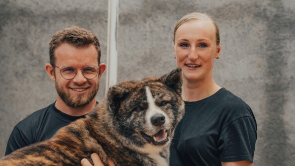 Les maréchaux des logis chefs Vincent et Julie avec leur chien Quezal.